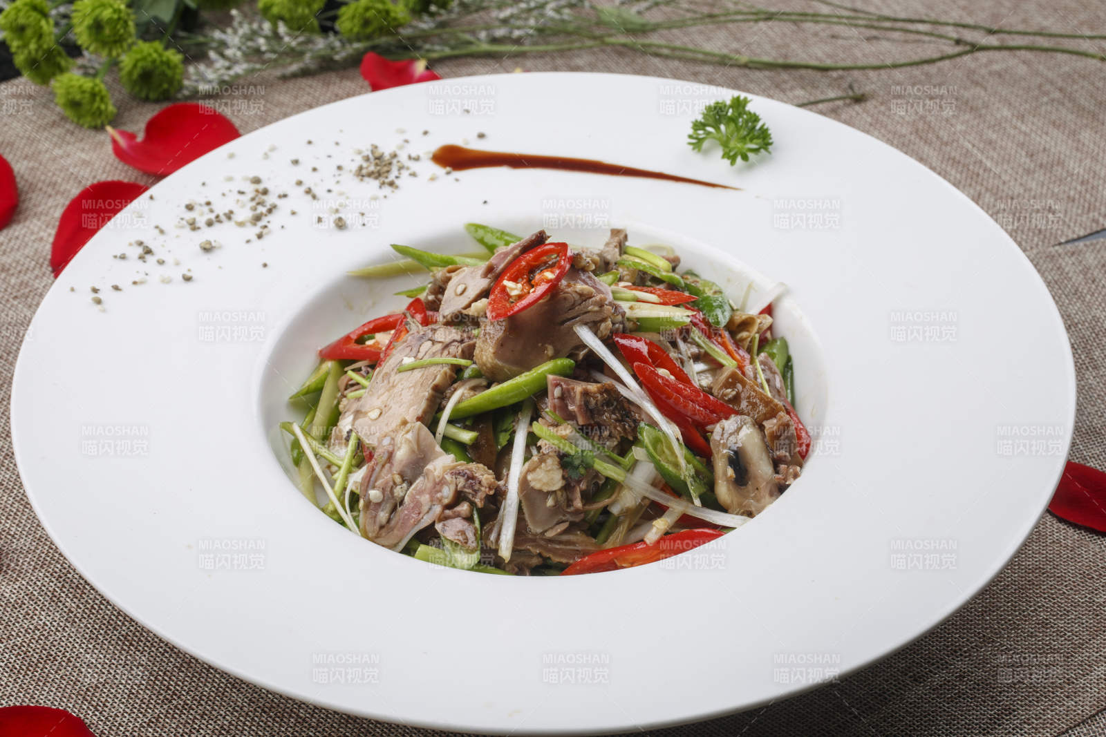 不锈钢铁锅装的锅仔金针菇香辣肥牛图片