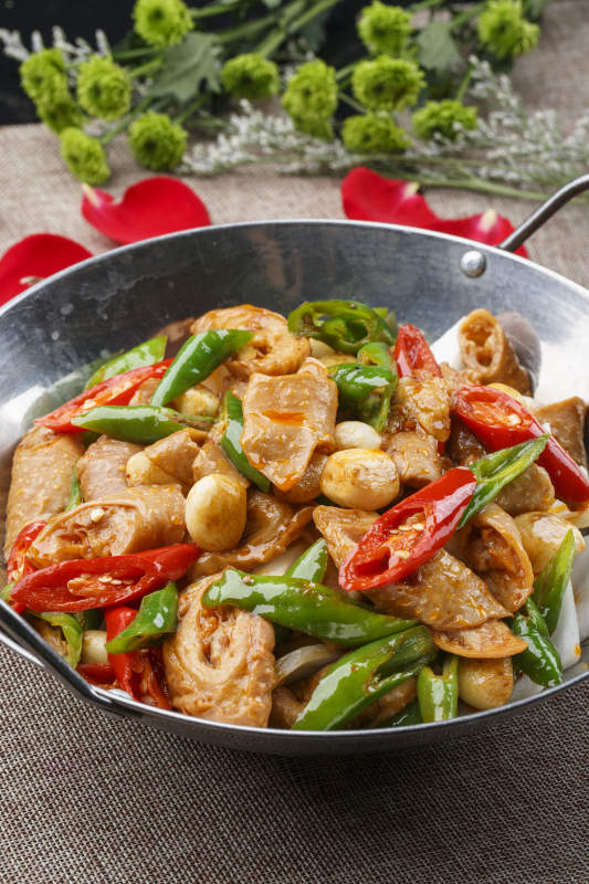 白色长方形瓷盘装的五花肉小炒山珍菌