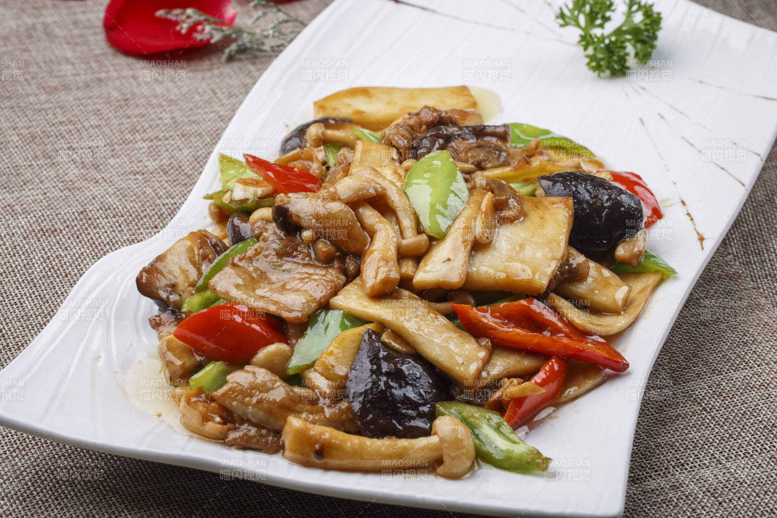 黑色砂锅装的锡纸砂锅煨猪尾