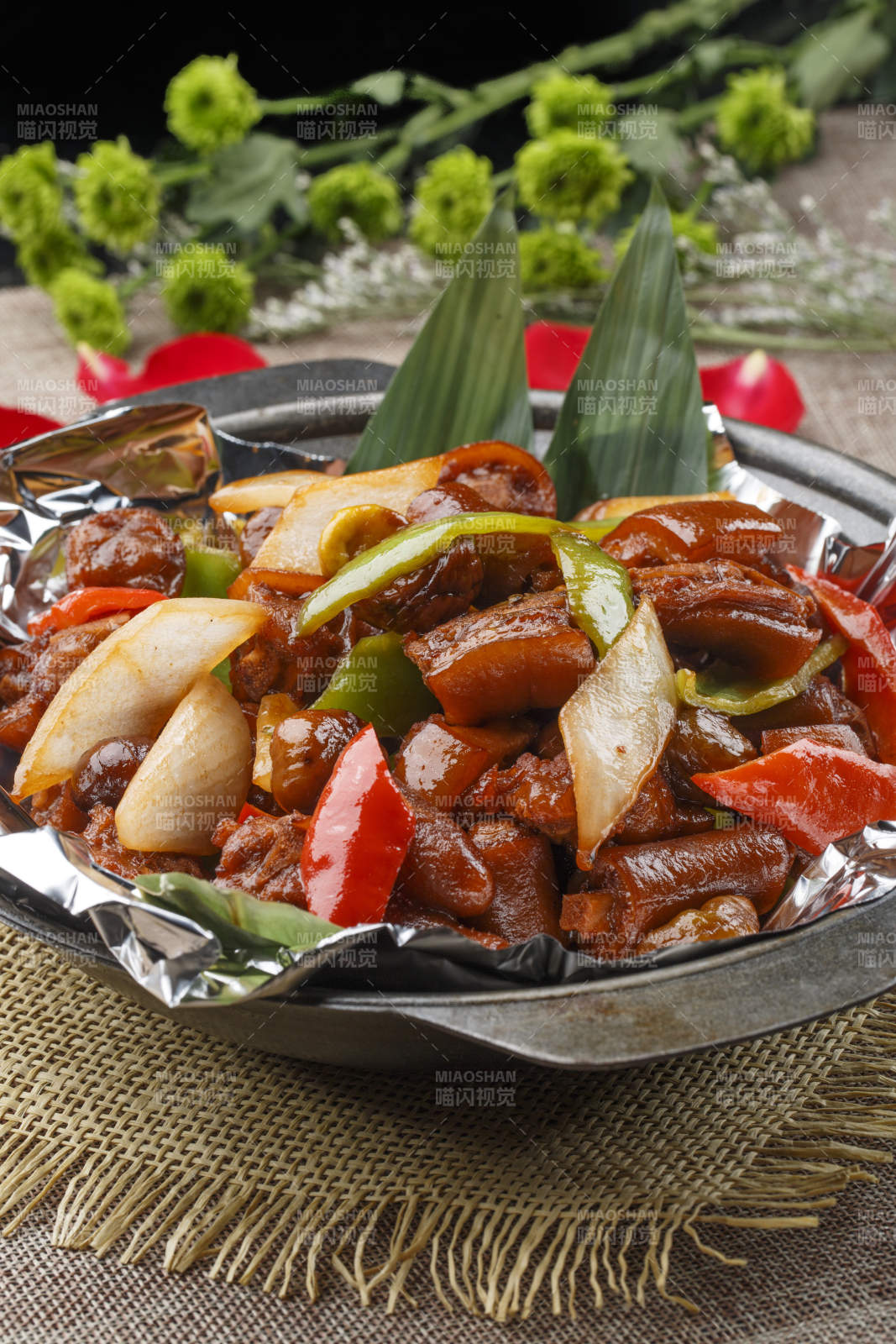 黑色砂锅装的锡纸砂锅煨猪尾