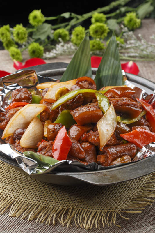 黑色砂锅装的锡纸砂锅煨猪尾