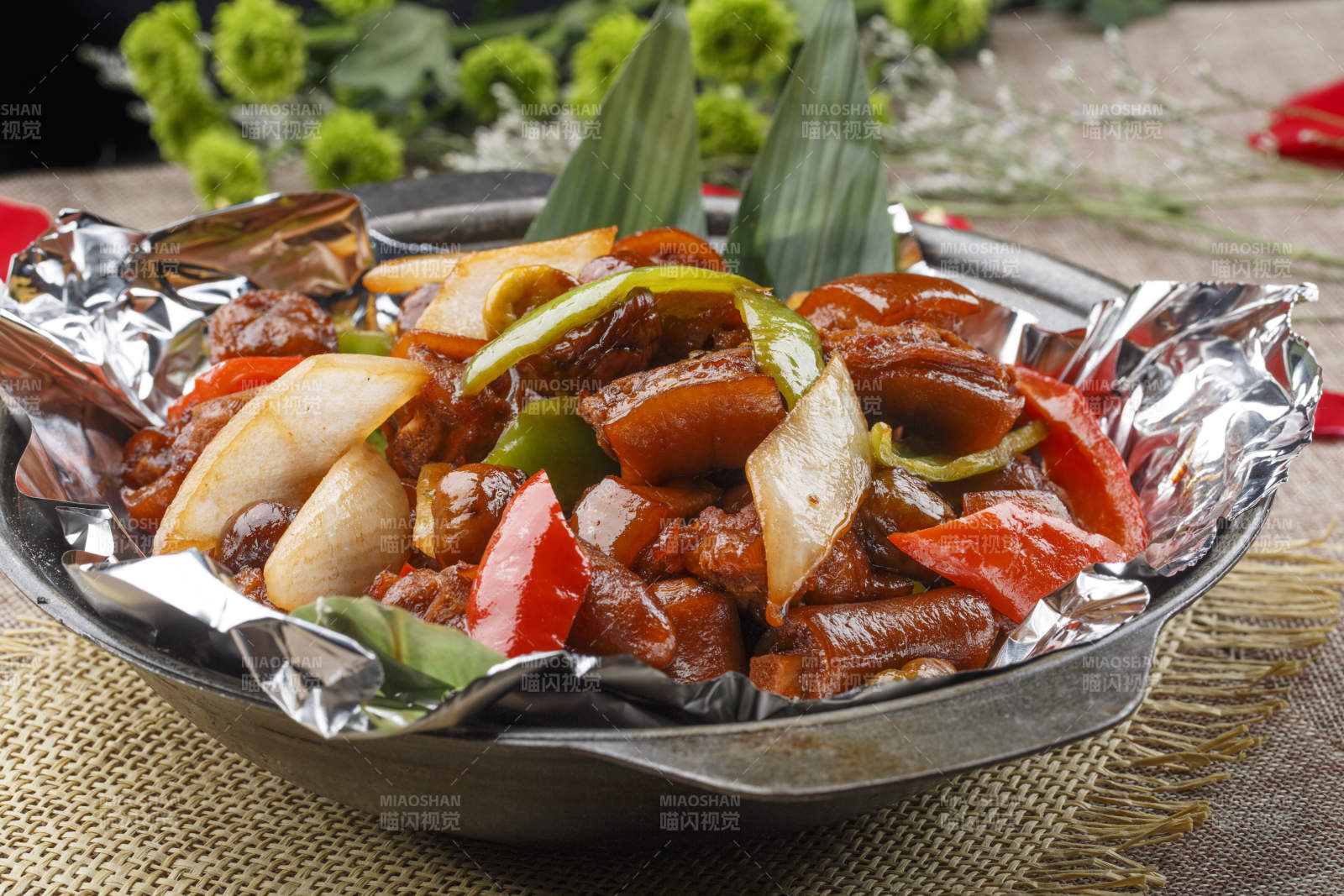 黑色砂锅装的锡纸砂锅煨猪尾