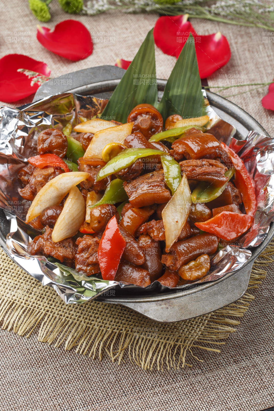 心形白色瓷湯盆裝的酥肉鹵豆泡