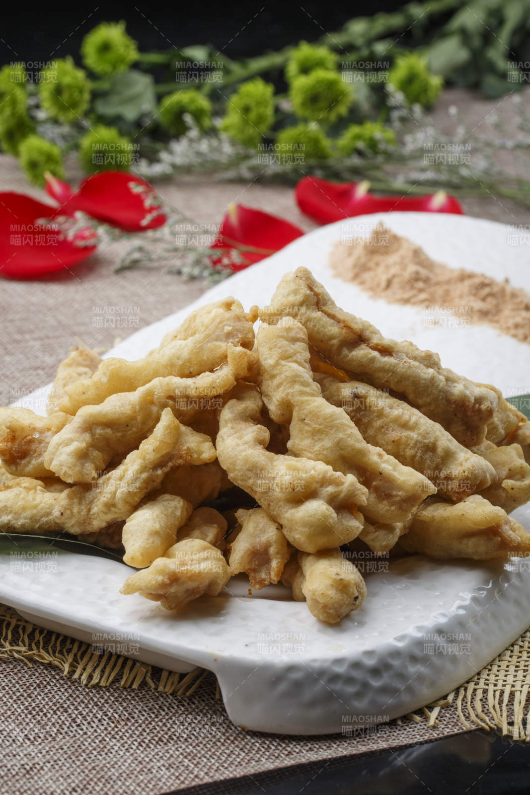 白色椭圆瓷盘装的香炸海鲜磨