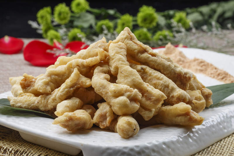 白色瓷汤盆装的香辣肥牛煮海肠