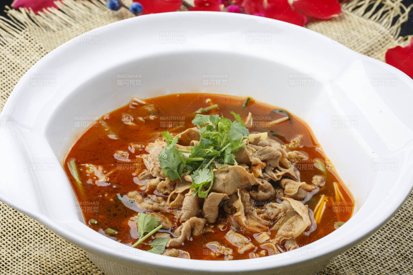 白色瓷汤盆装的香辣肥牛煮海肠