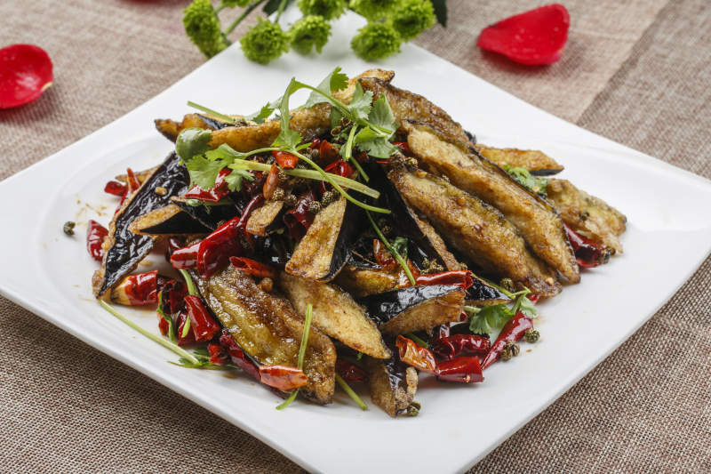 白色方瓷盤裝的香辣風味油炸茄子