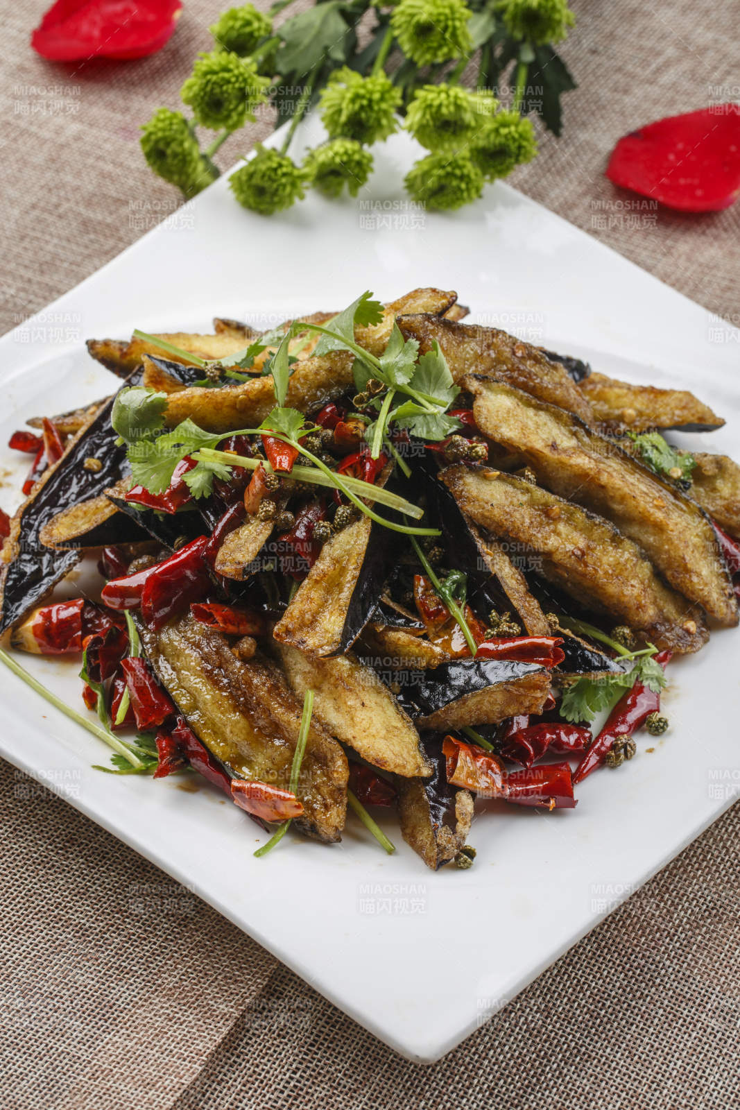 白色方瓷盤裝的香辣風(fēng)味油炸茄子