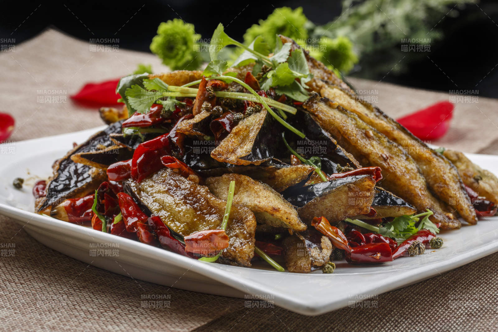 白色方瓷盤裝的香辣風味油炸茄子