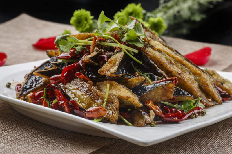 白色方瓷盤裝的香辣風味油炸茄子