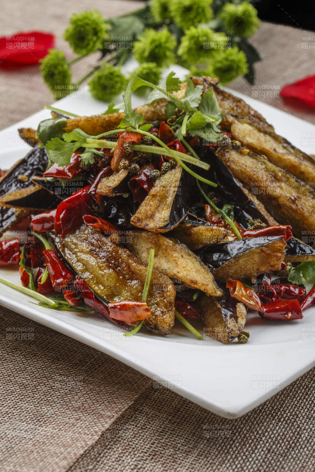 白色方瓷盘装的腰果西芹炒百合-摄影图