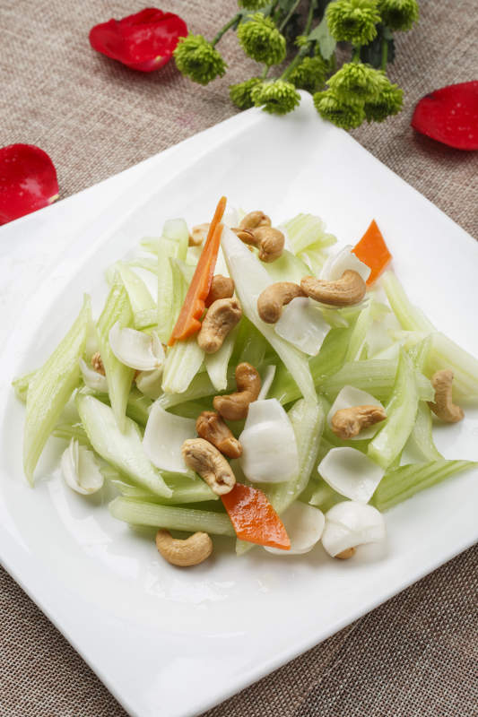 白色方瓷盘装的腰果西芹炒百合-摄影图