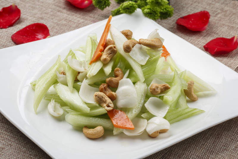 白色方瓷盘装的腰果西芹炒百合-摄影图