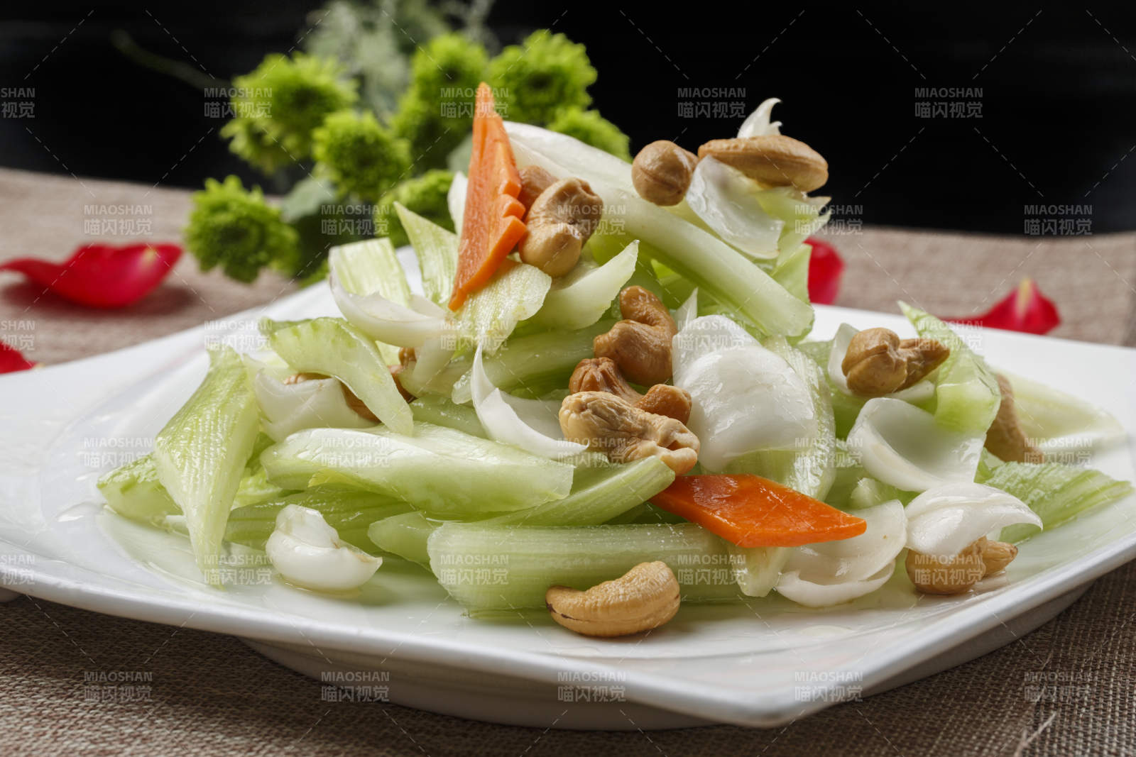白色方瓷盘装的腰果西芹炒百合-摄影图