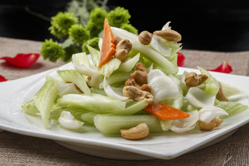 白色方瓷盘装的腰果西芹炒百合-摄影图