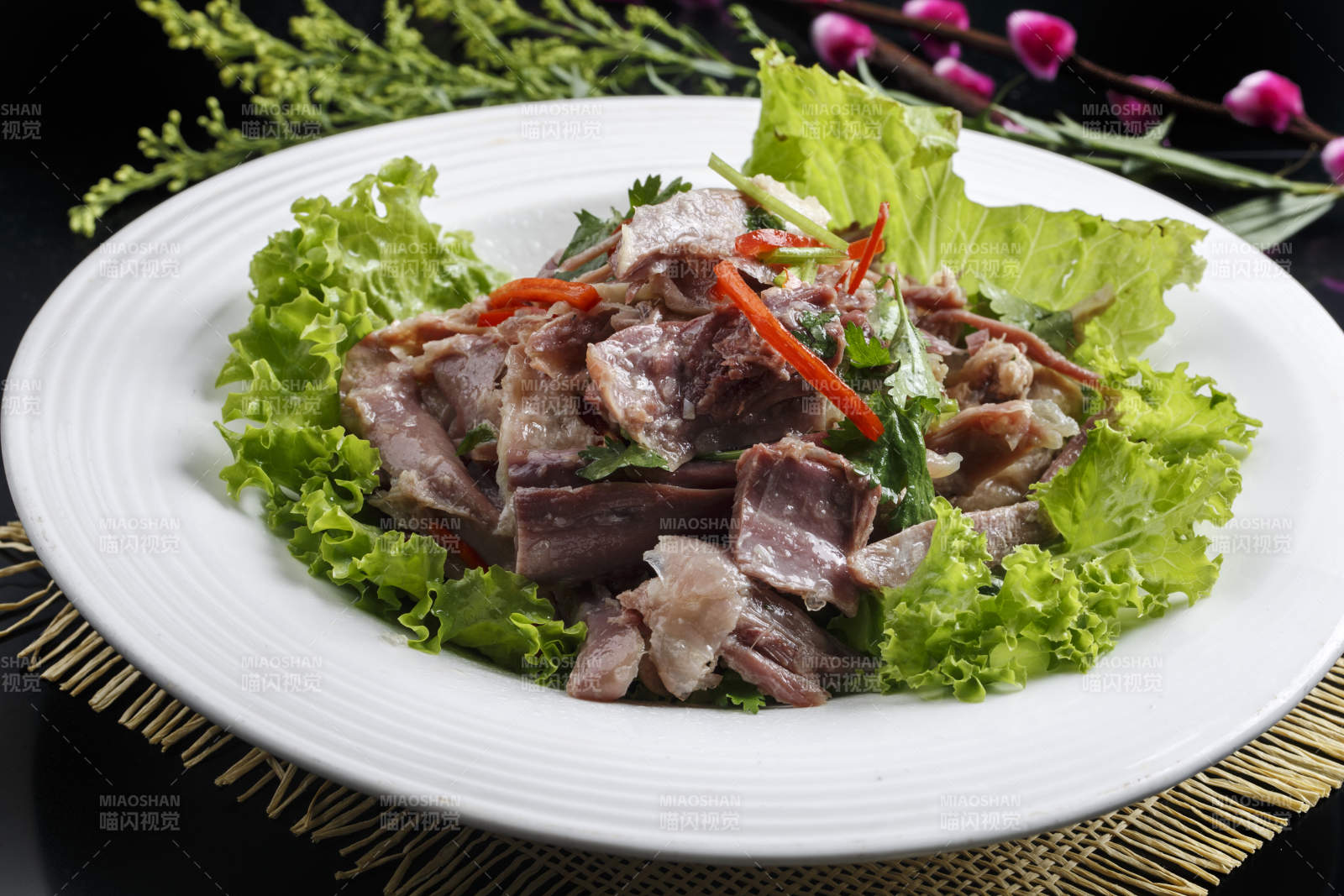 香椿苗拌烟熏豆腐干