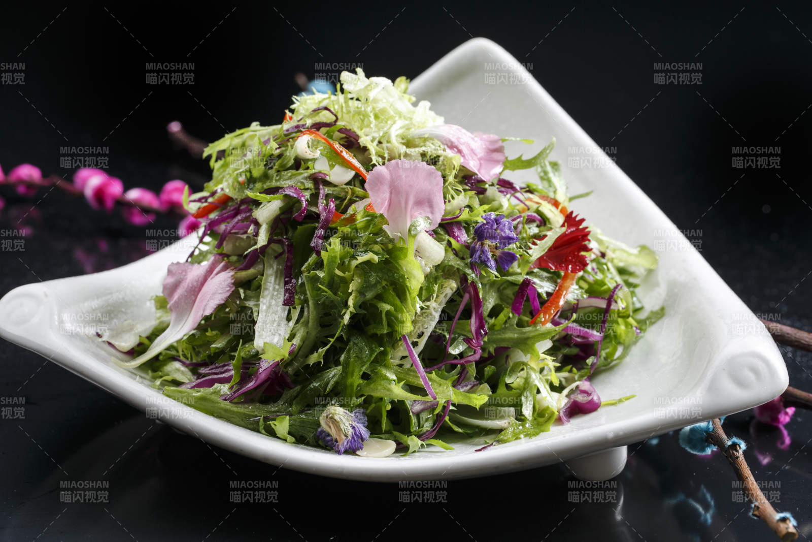 浇汁麻酱时蔬大拌菜-摄影图