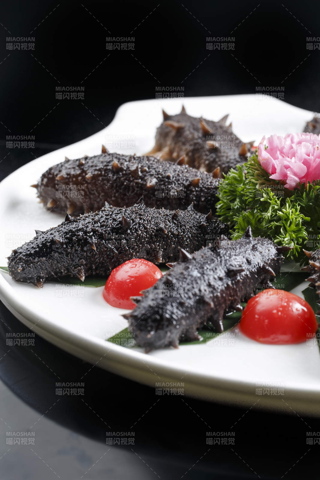 白色瓷盘装的XO酱爆鲜鲍鱼