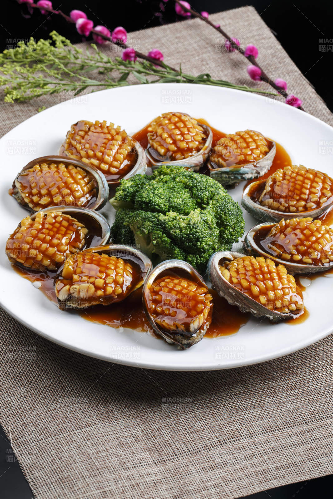 白色瓷盘装的XO酱爆鲜鲍鱼