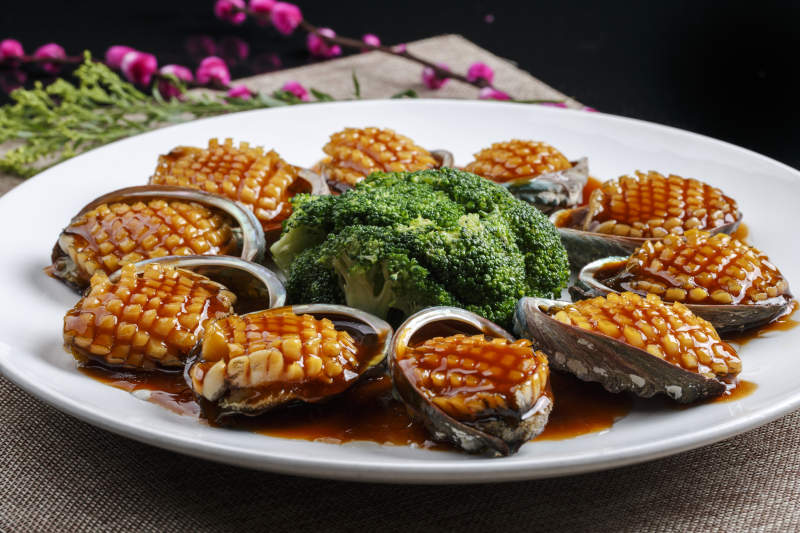 白色瓷盘装的XO酱爆鲜鲍鱼