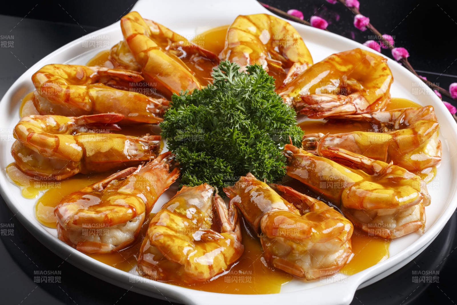白色瓷盘装的酸甜汁油炸开背虾