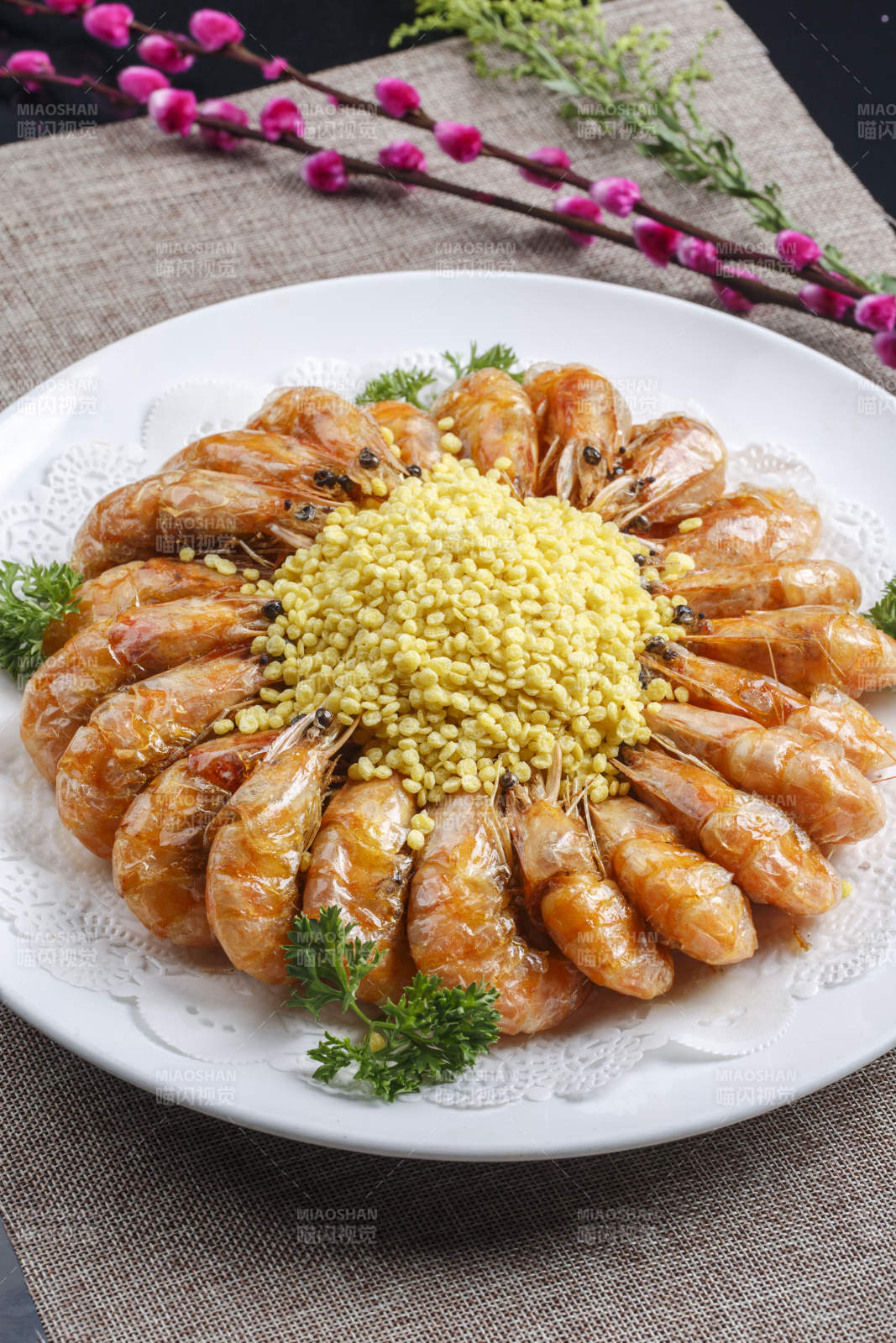 黑色瓷盘装的金米避风塘炸虾