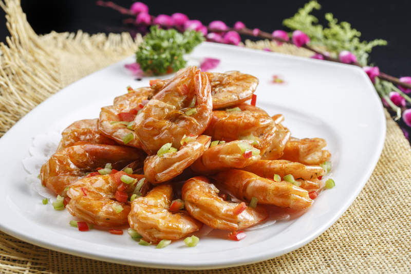 白色瓷盘装的香炸开背虾