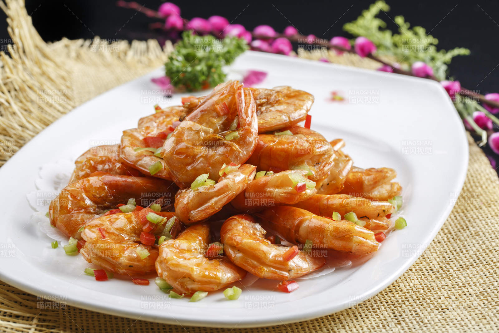 白色瓷盘装的香炸开背虾