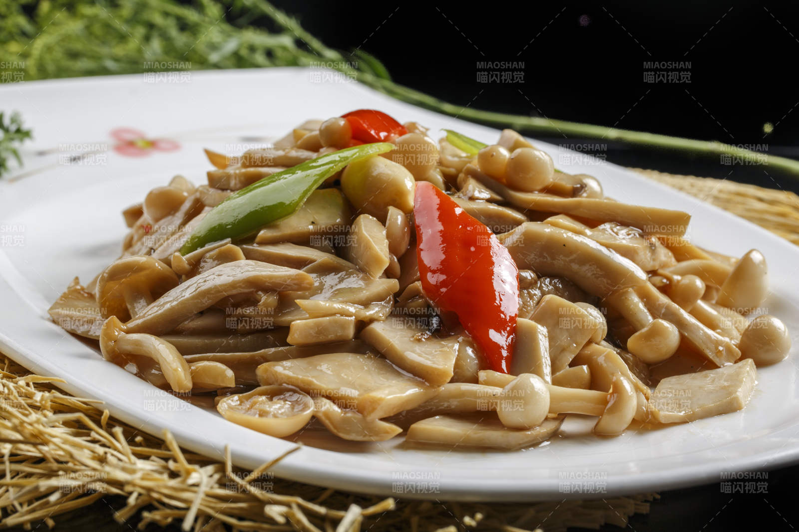 白色瓷盘装的椒麻鲽鱼