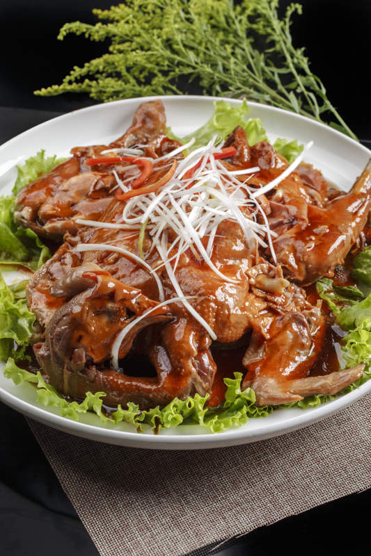 白色瓷盘装的浇汁扒鸡