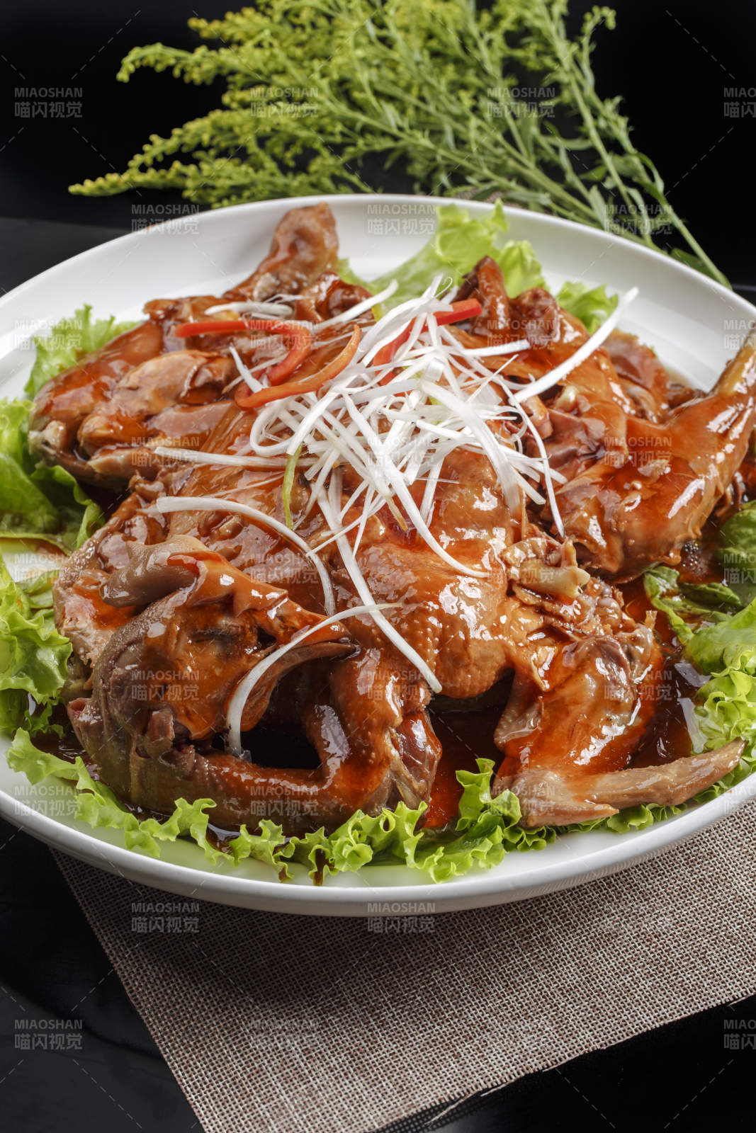 白色瓷盘装的浇汁扒鸡