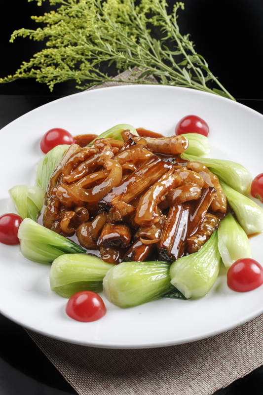 白色瓷盘装的葱烧蹄筋