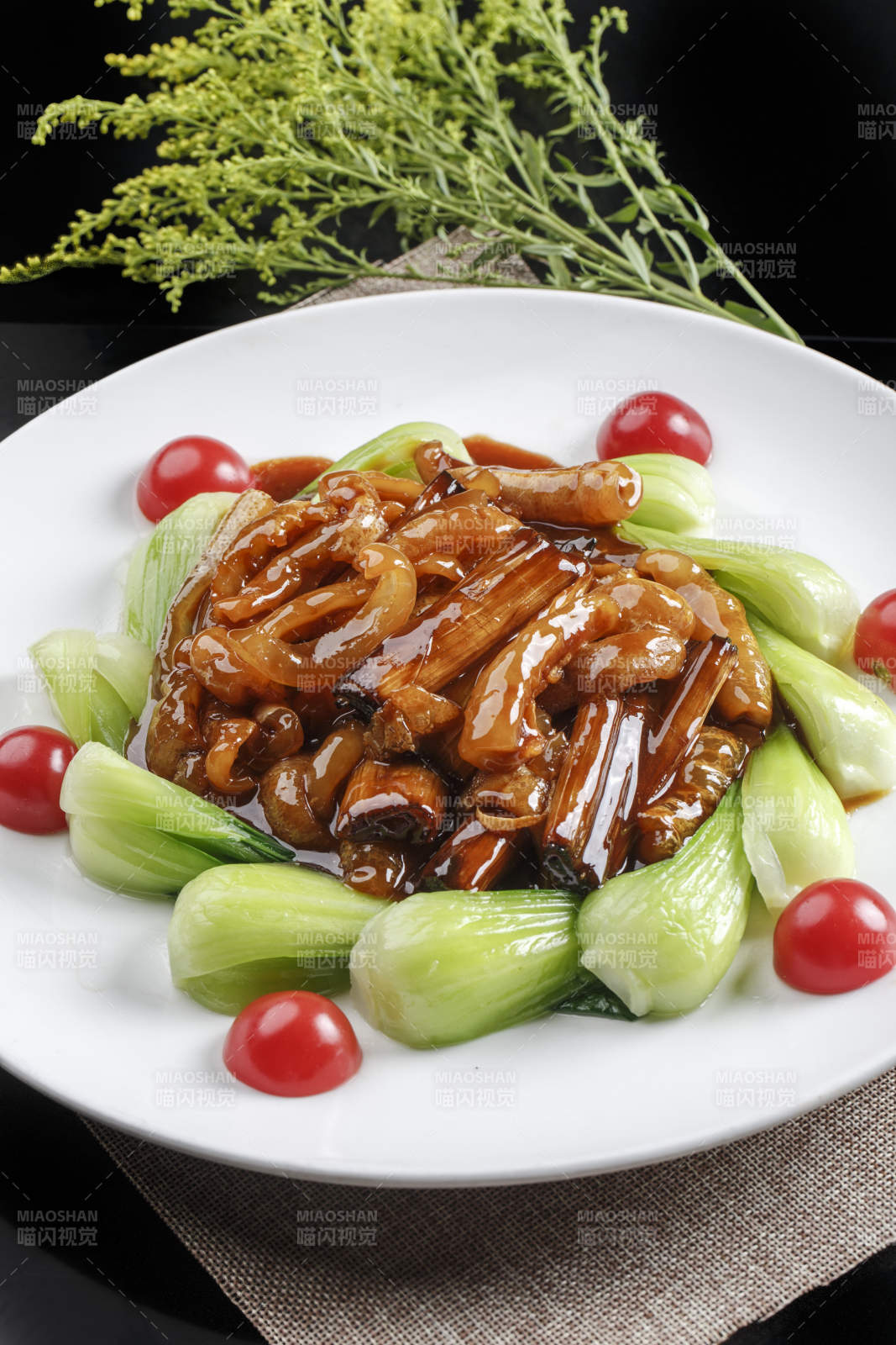 白色瓷盘装的葱烧蹄筋