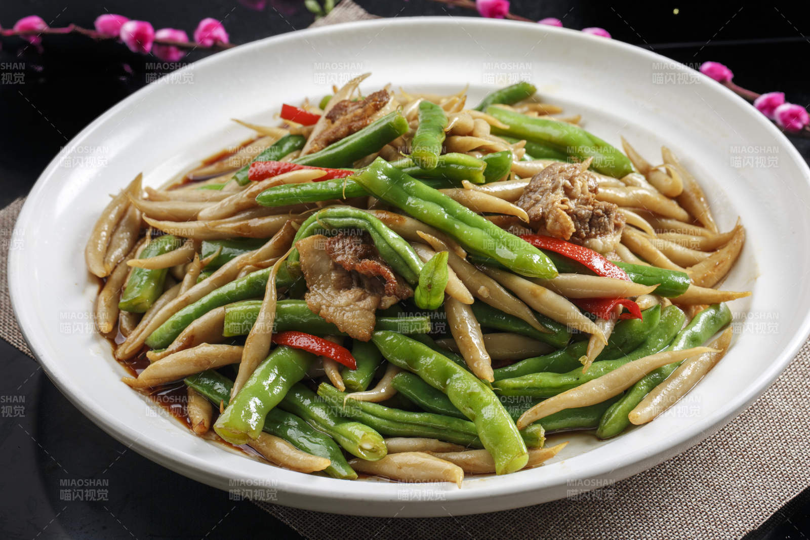 白色瓷盤裝的五花肉片豆角燜生下魚