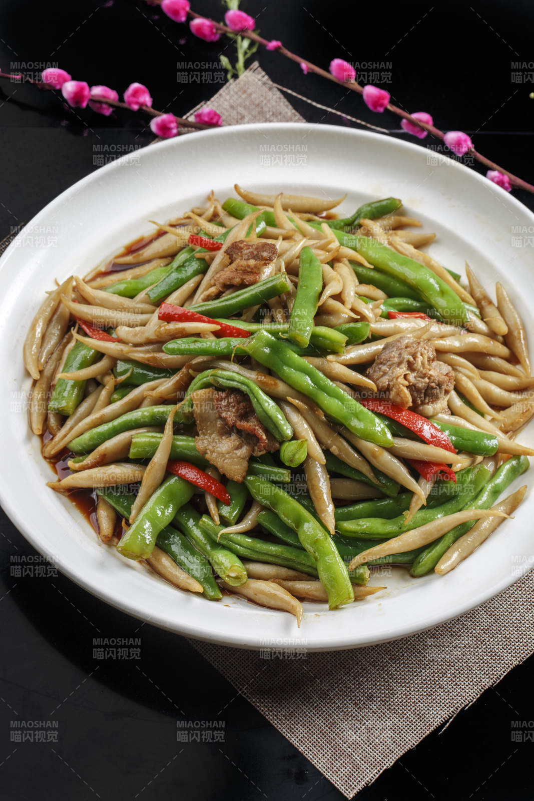 白色瓷盤裝的五花肉片豆角燜生下魚