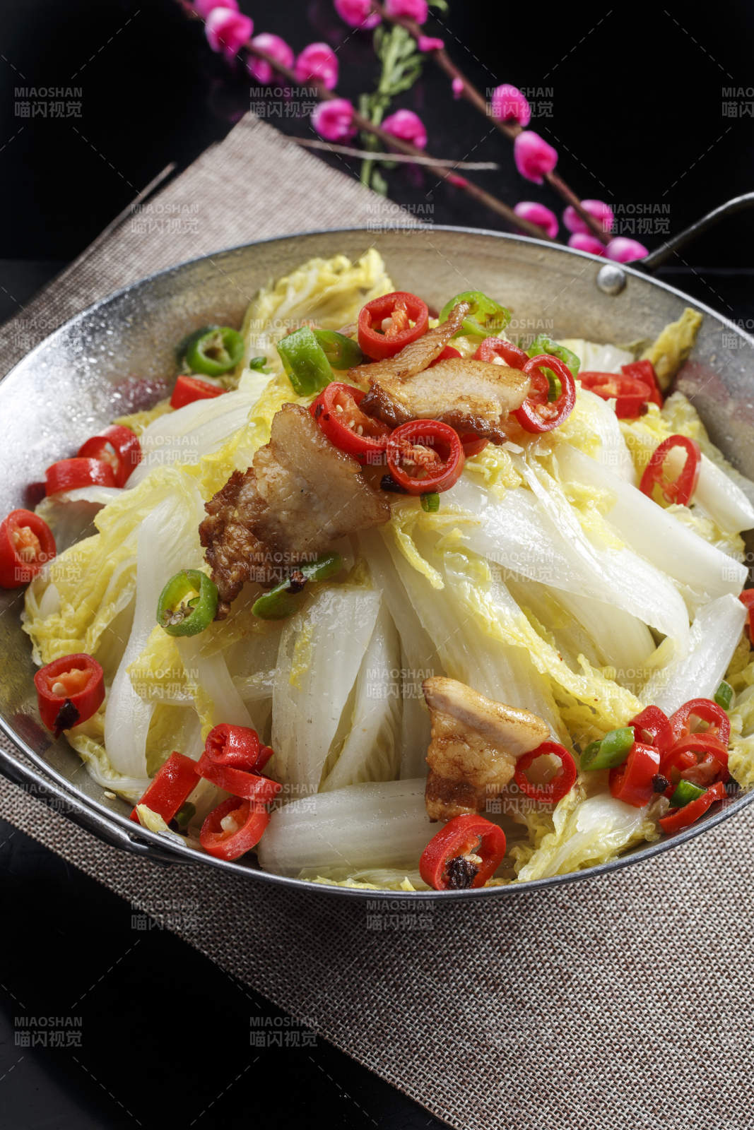 锅仔米椒五花肉炖娃娃菜-摄影图