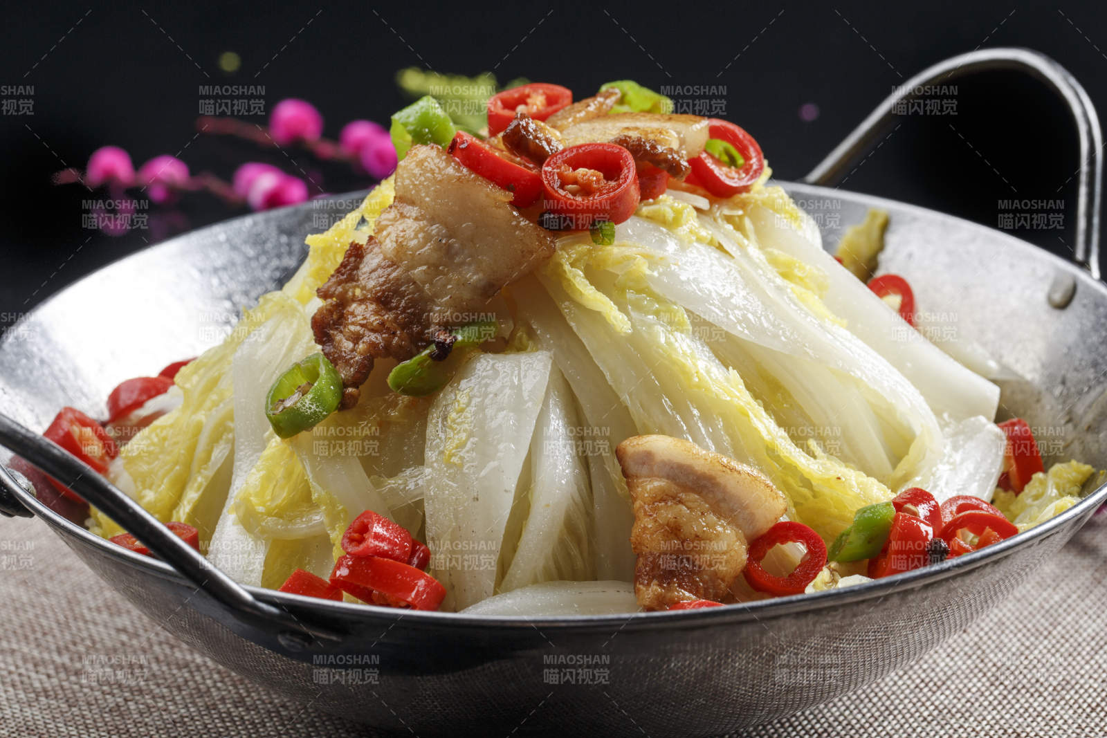 锅仔米椒五花肉炖娃娃菜-摄影图