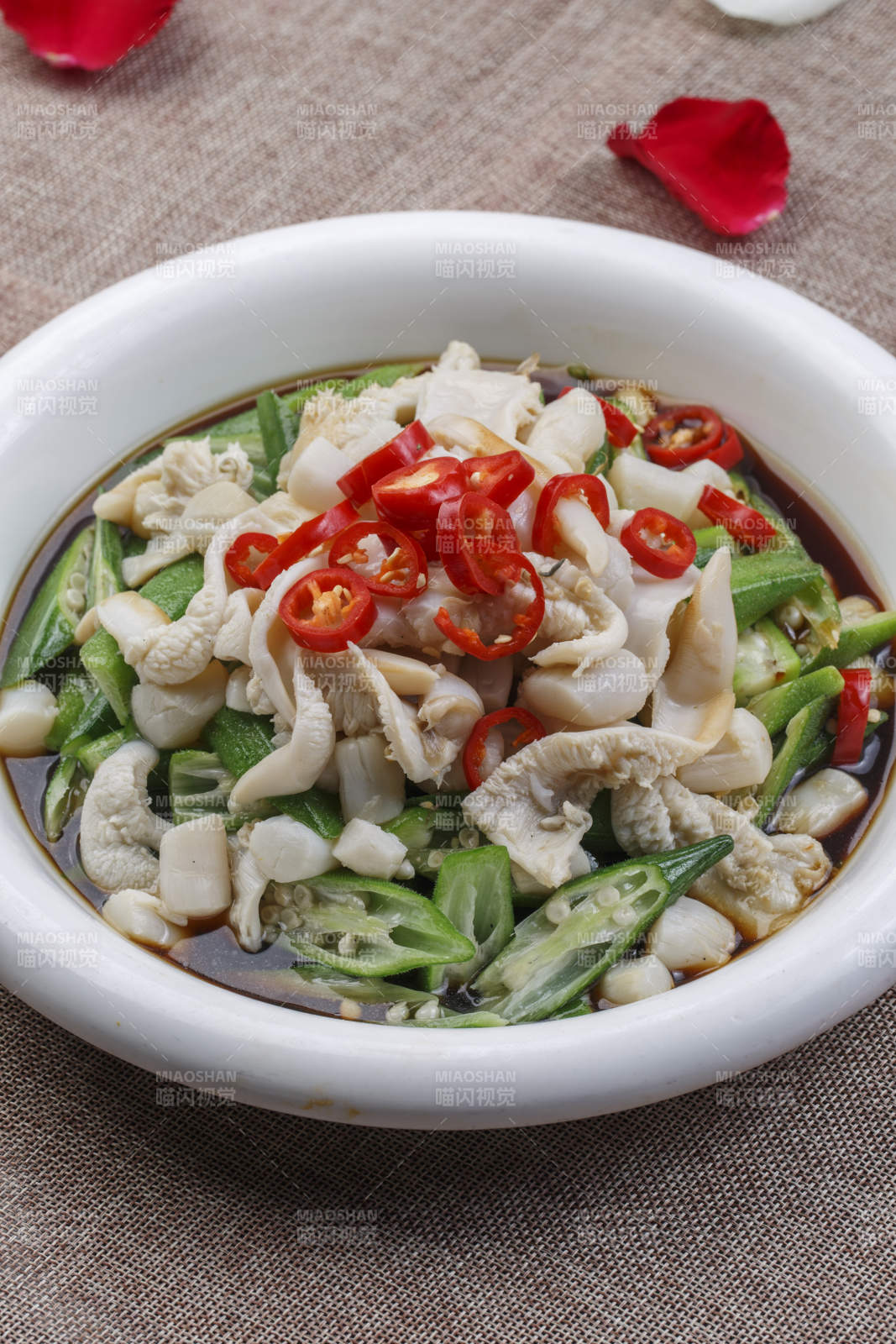 白色圆瓷盘装的酸汤龙利鱼