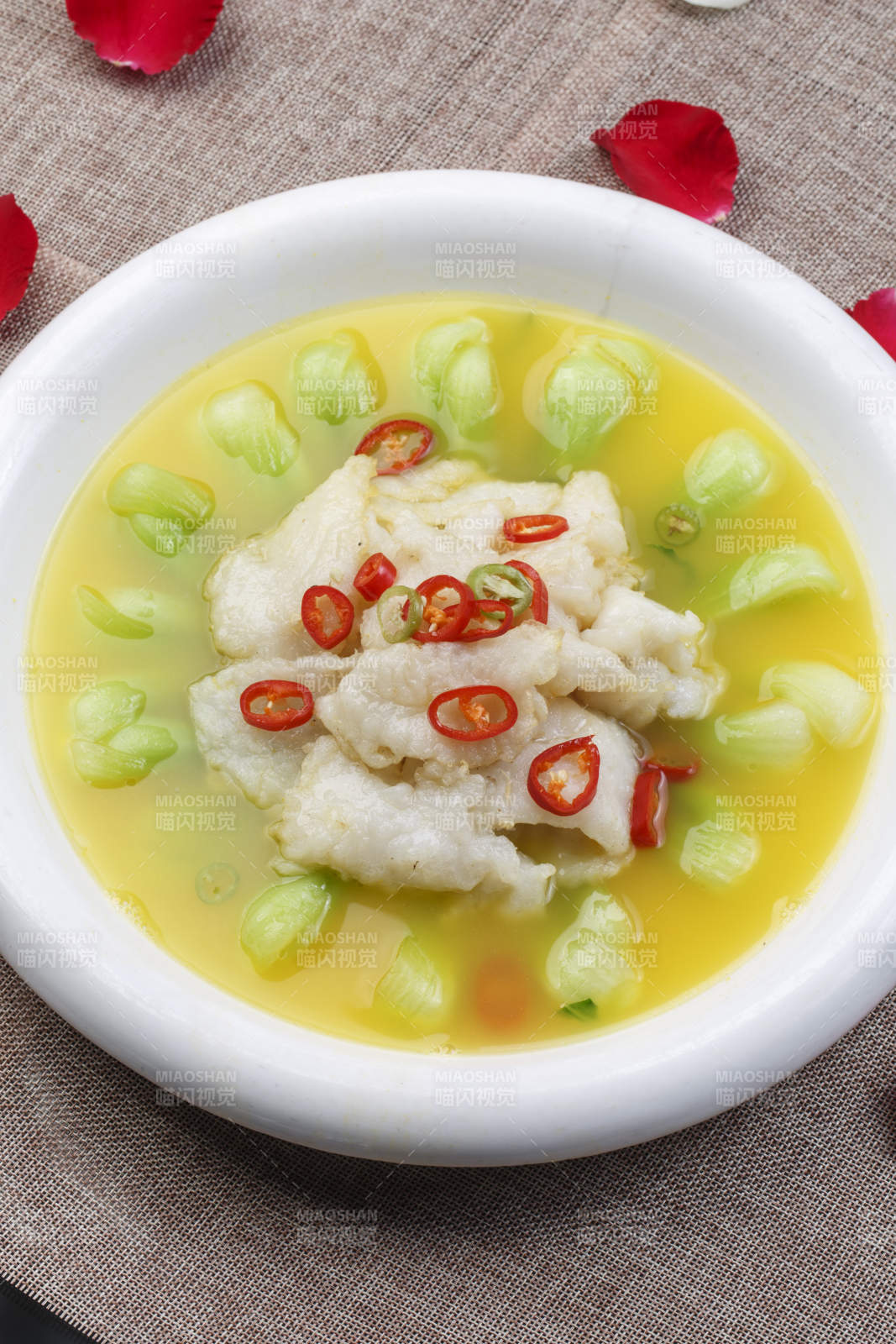 白色圆瓷盘装的酸汤龙利鱼