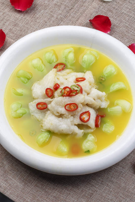 白色圆瓷盘装的酸汤龙利鱼