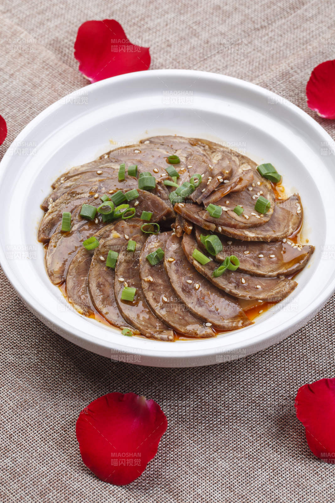 圆形白瓷盘装的风味红油麻辣肠图片