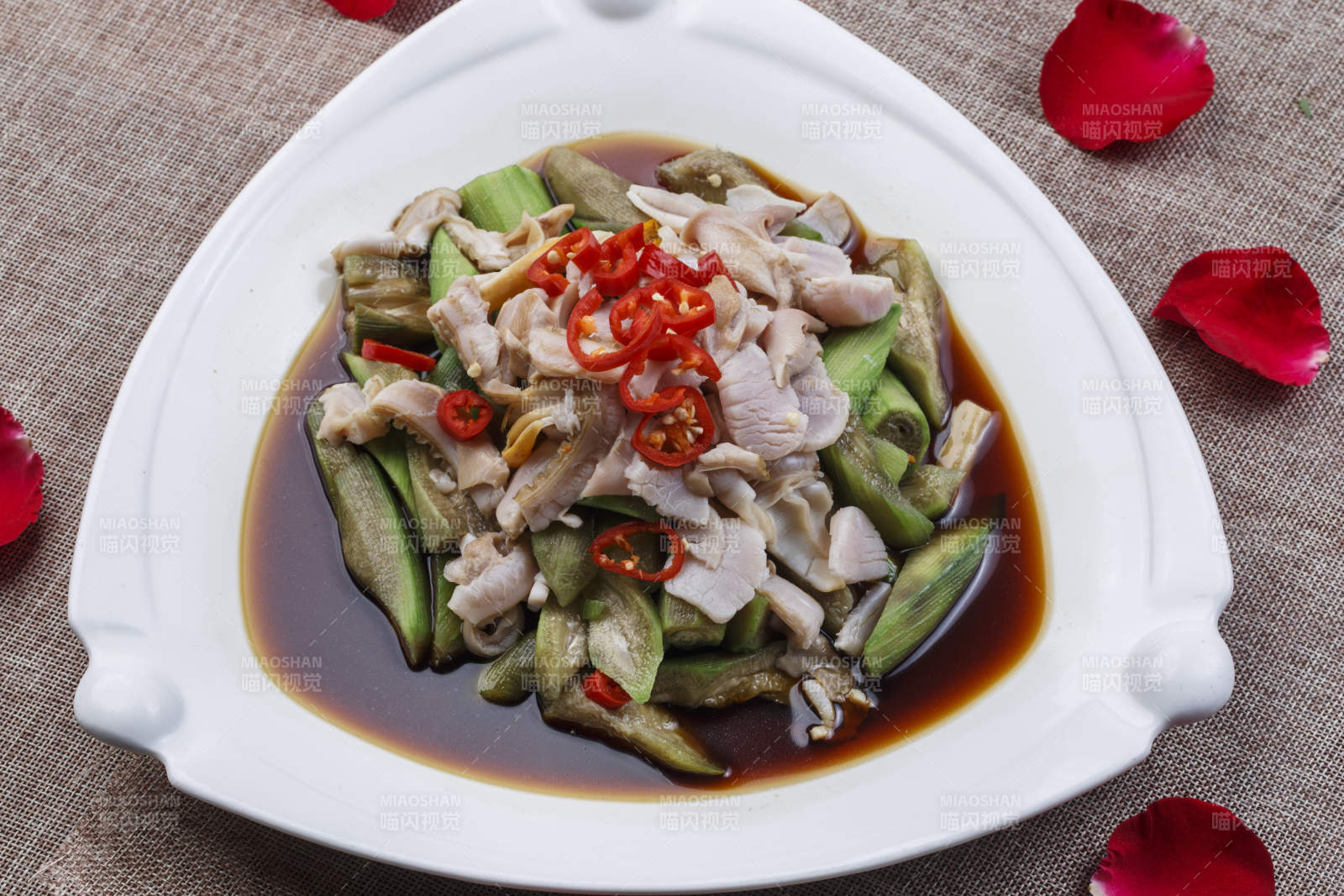 方型白色瓷盤裝的香辣油炸風(fēng)味茄子