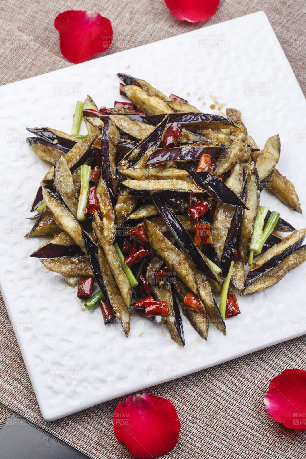 方型白色瓷盤裝的香辣油炸風味茄子