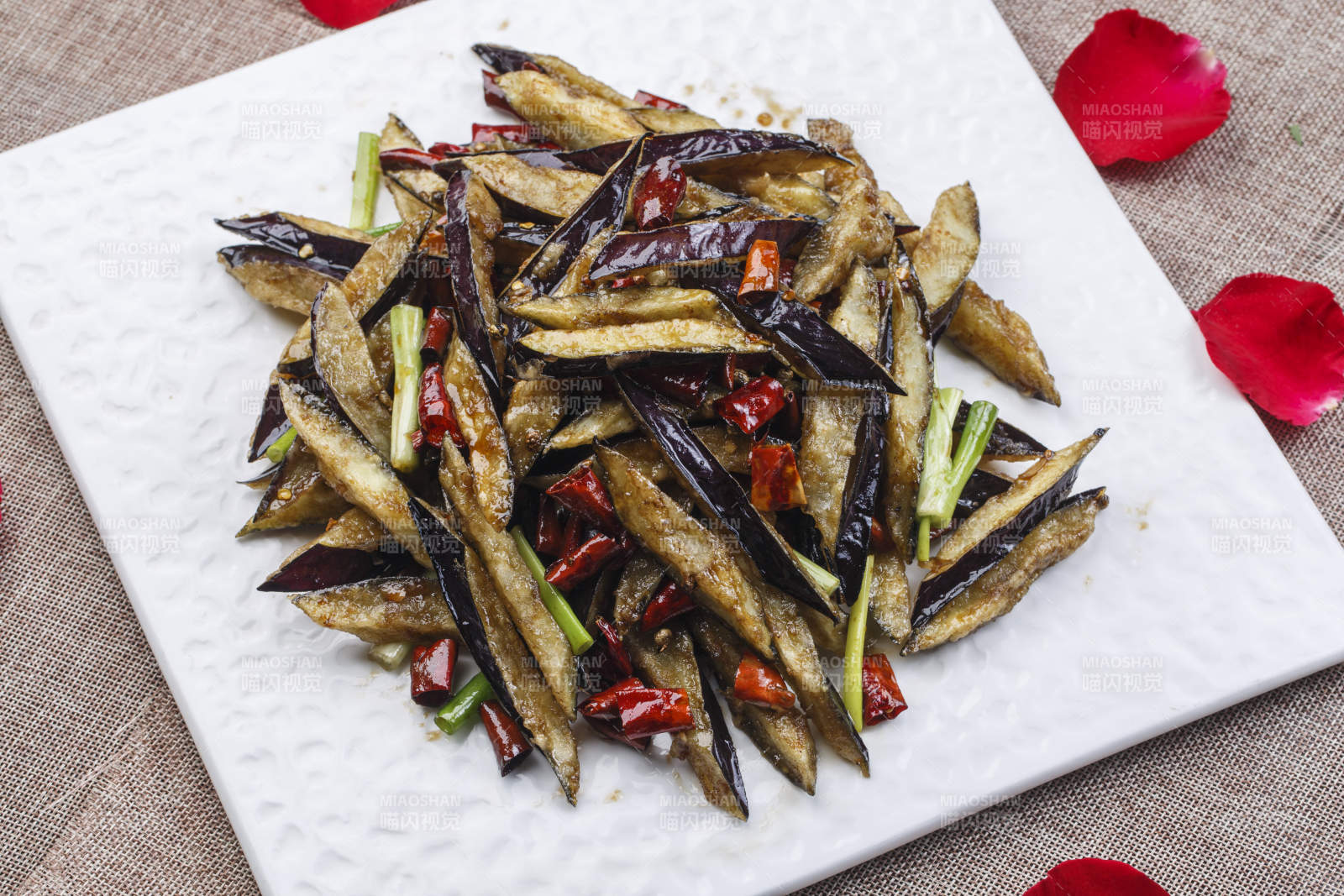 方型白色瓷盤裝的香辣油炸風味茄子