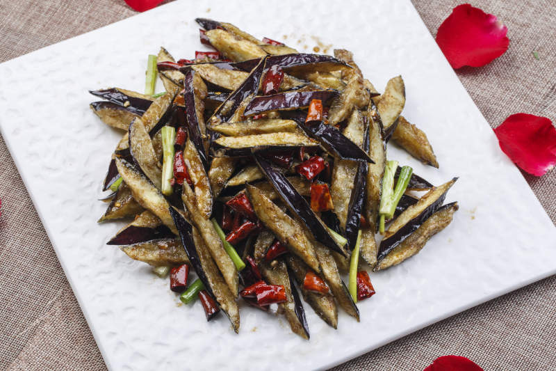 方型白色瓷盤裝的香辣油炸風味茄子