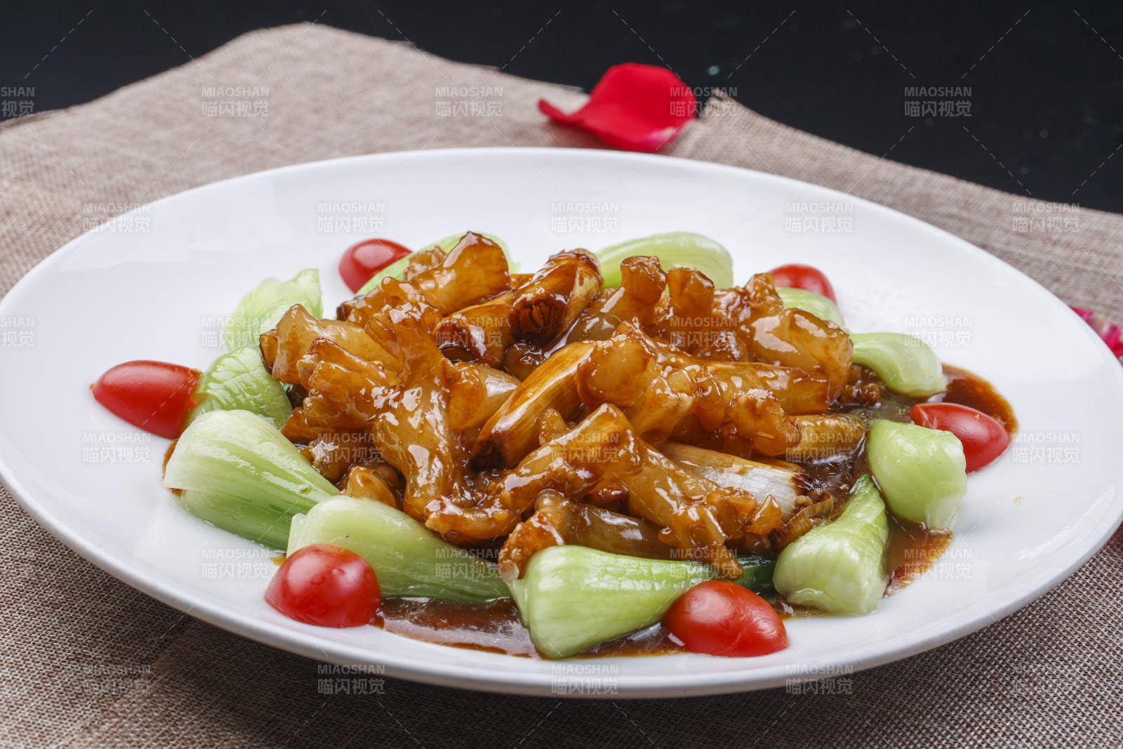 白色圆瓷盘装的葱烧海参蹄筋-摄影图