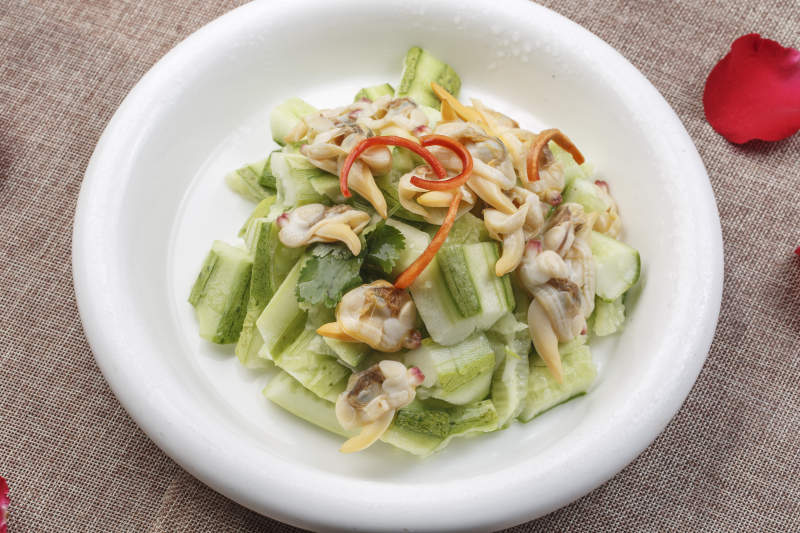 白色瓷盘装的油菜小炒蛏子肉