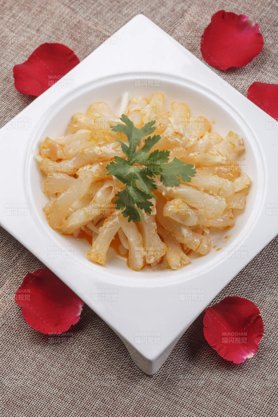 方形白瓷盘装的白灼牛蹄筋