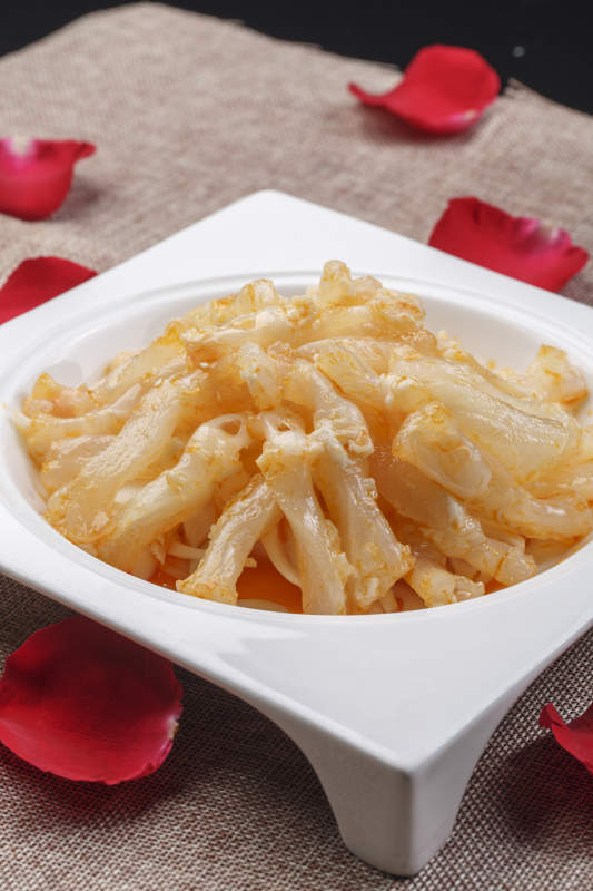 方形白瓷盘装的白灼牛蹄筋