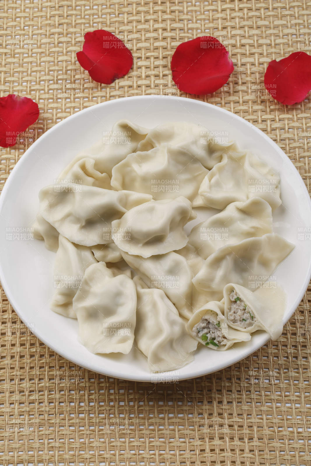 白色瓷盘装的现出锅的海鲜饺子